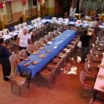 Voluntários trabalhando na festa de Natal organizada para os idosos de baixos recursos em Zacatecoluca.